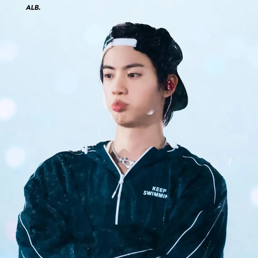 Foto aktivitas terbaru Jin (BTS)