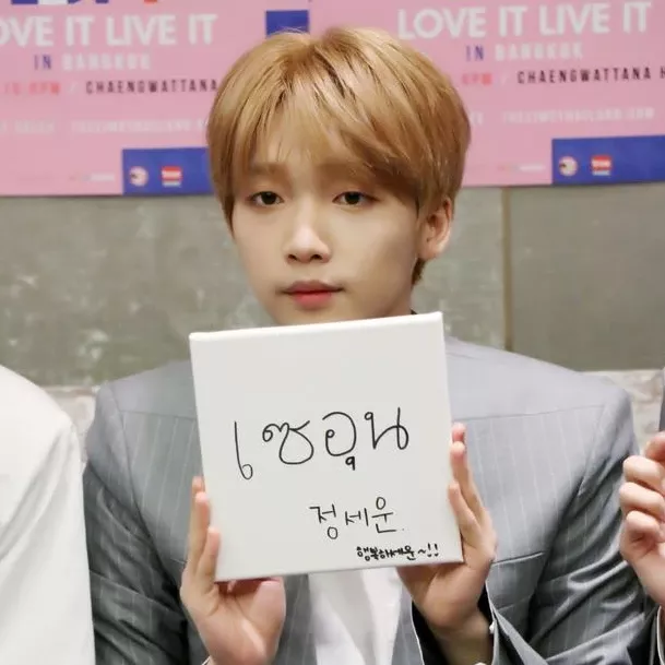A moment captured by Jeong Sewoon's fan