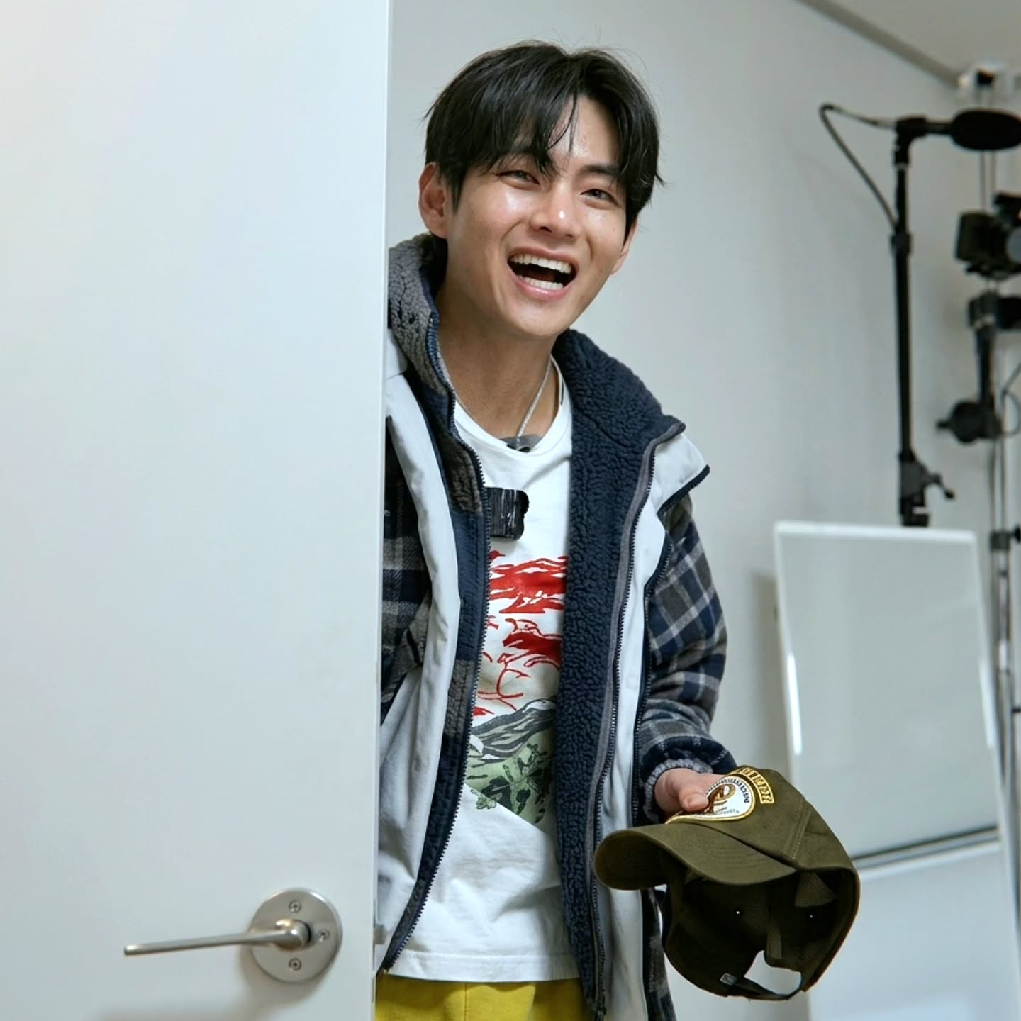 Behind-the-scenes cut of V (BTS)