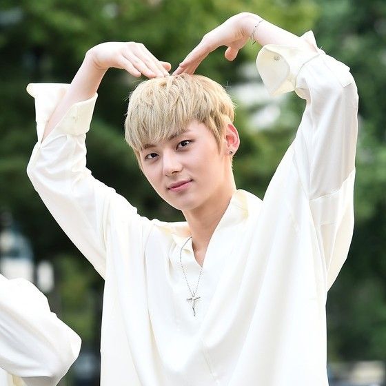 Behind-the-scenes cut of Hwang Minhyun