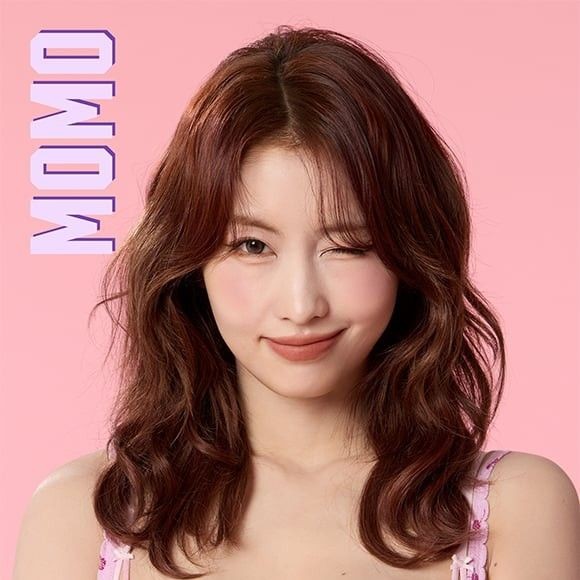 모모 (TWICE)의 매력을 담은 최애돌 대표 사진