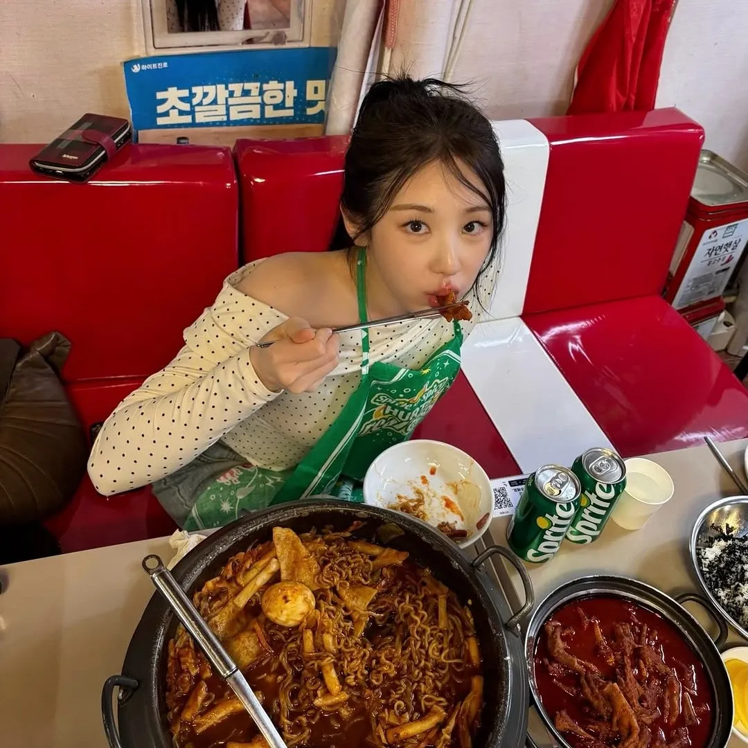 Behind-the-scenes cut of Lee Chaeyeon