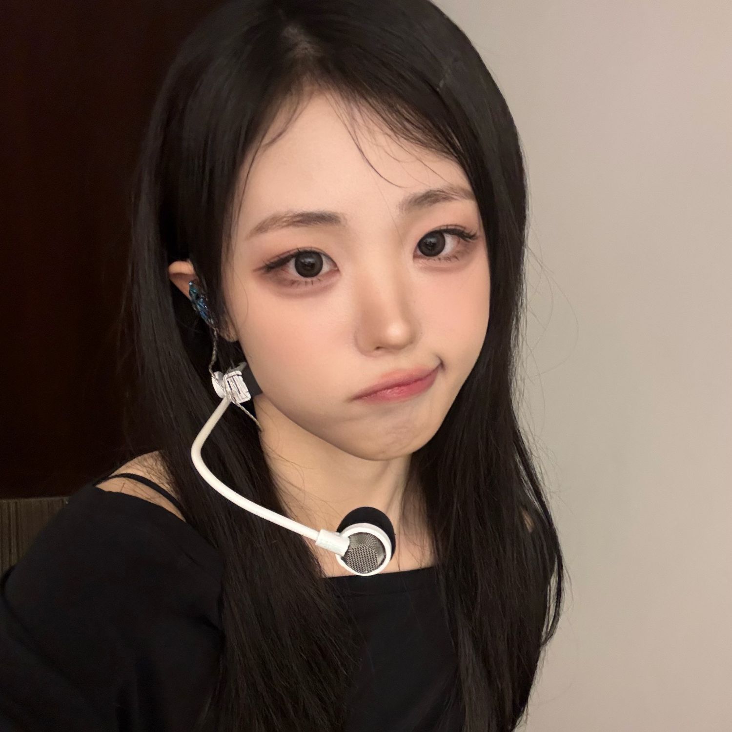 Recent activity shot of Hina (QWER)