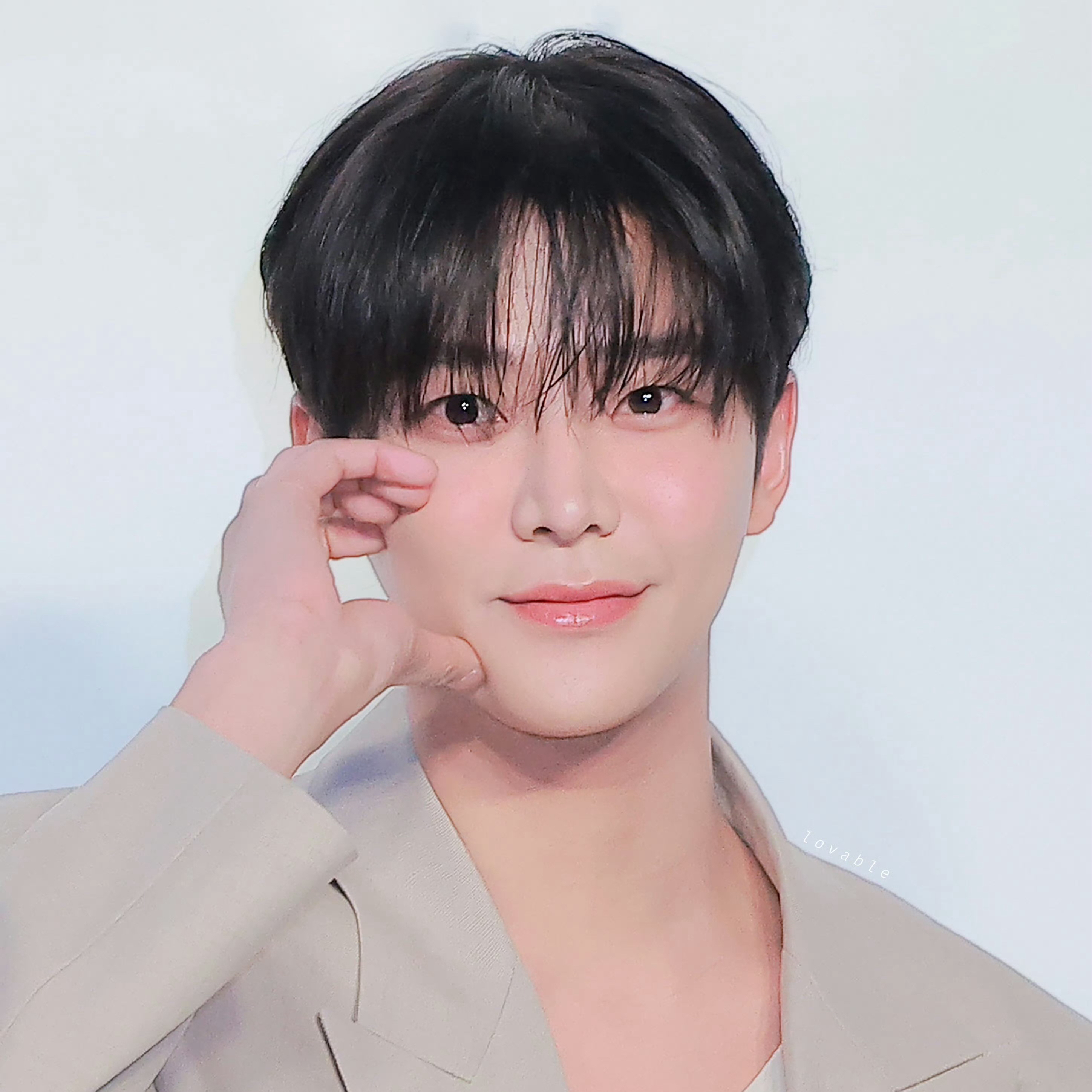 로운의 비하인드 컷