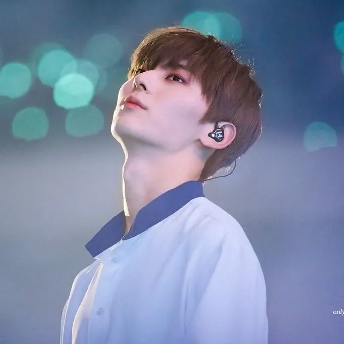 A moment captured by Hwang Minhyun's fan