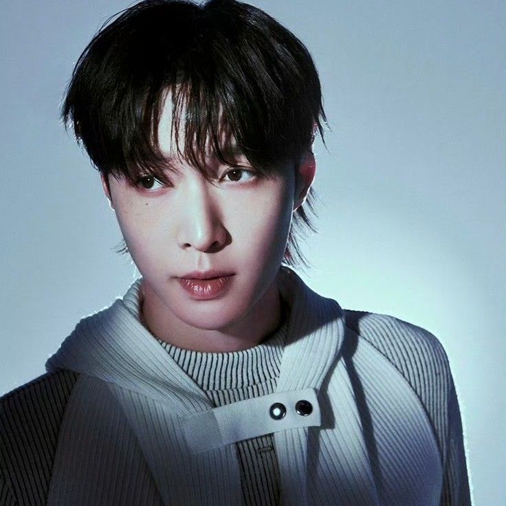 Behind-the-scenes cut of Lay (EXO)