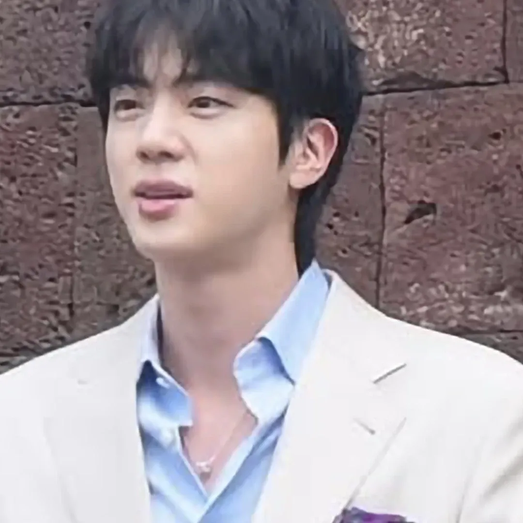 Momen yang diabadikan oleh penggemar Jin (BTS)