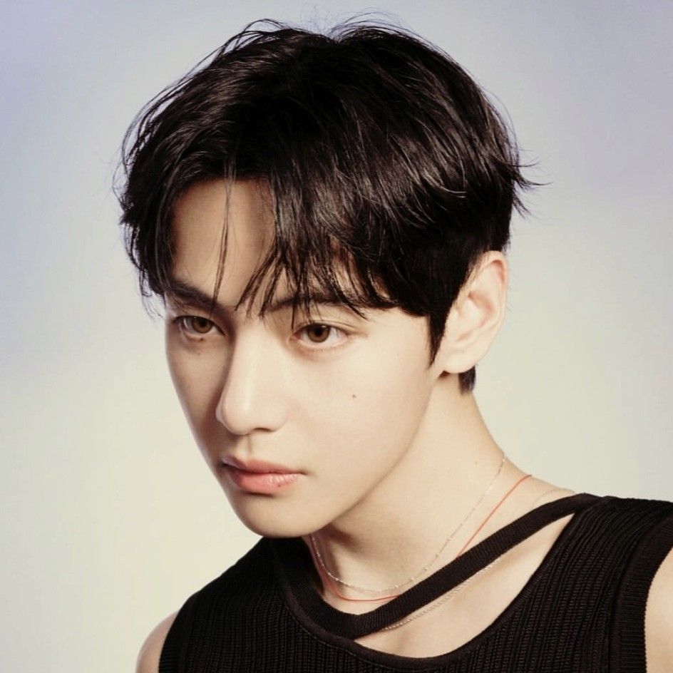 뷔 (방탄소년단)의 최신 사진