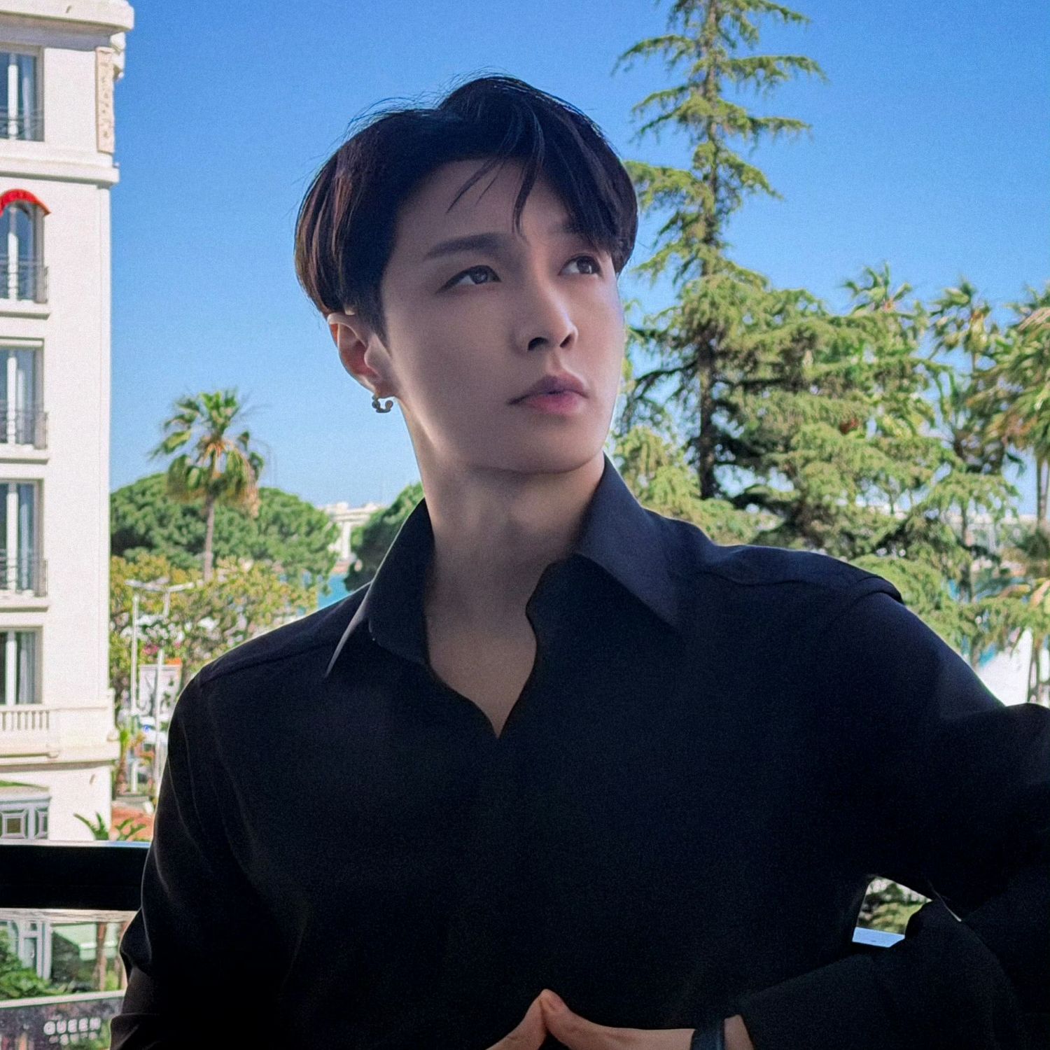 Behind-the-scenes cut of Lay (EXO)