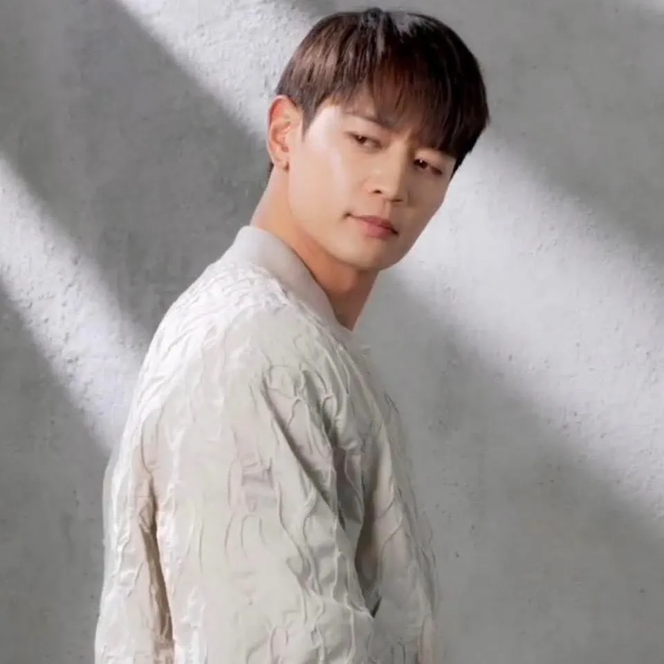 Latest photo of Minho (SHINee)