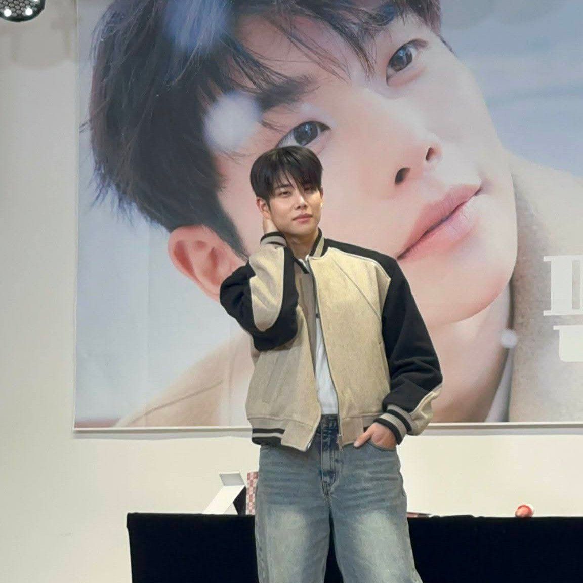 A moment captured by MJ (ASTRO)'s fan