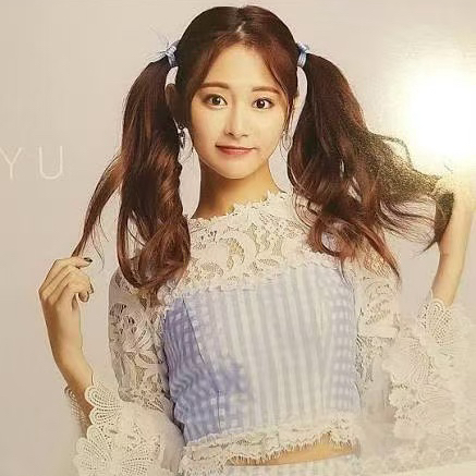 Foto aktivitas terbaru Tzuyu (TWICE)