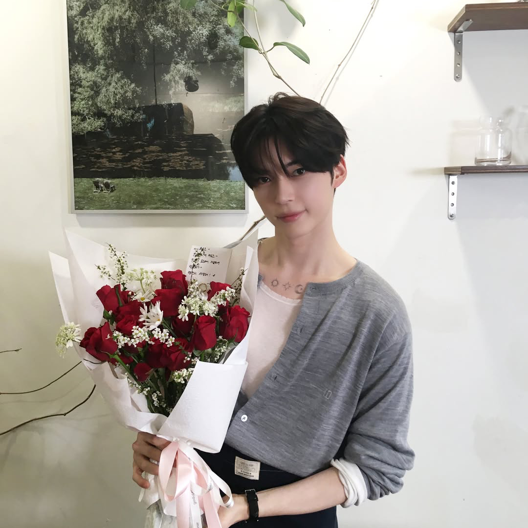 Recent activity shot of Sung Hanbin (ZEROBASEONE)
