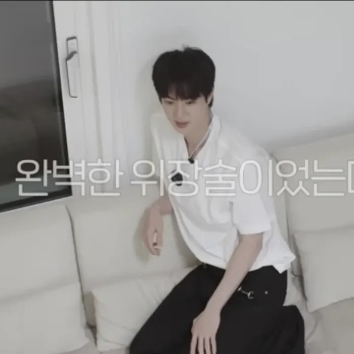 Jin (防弹少年团)的最新活动照片