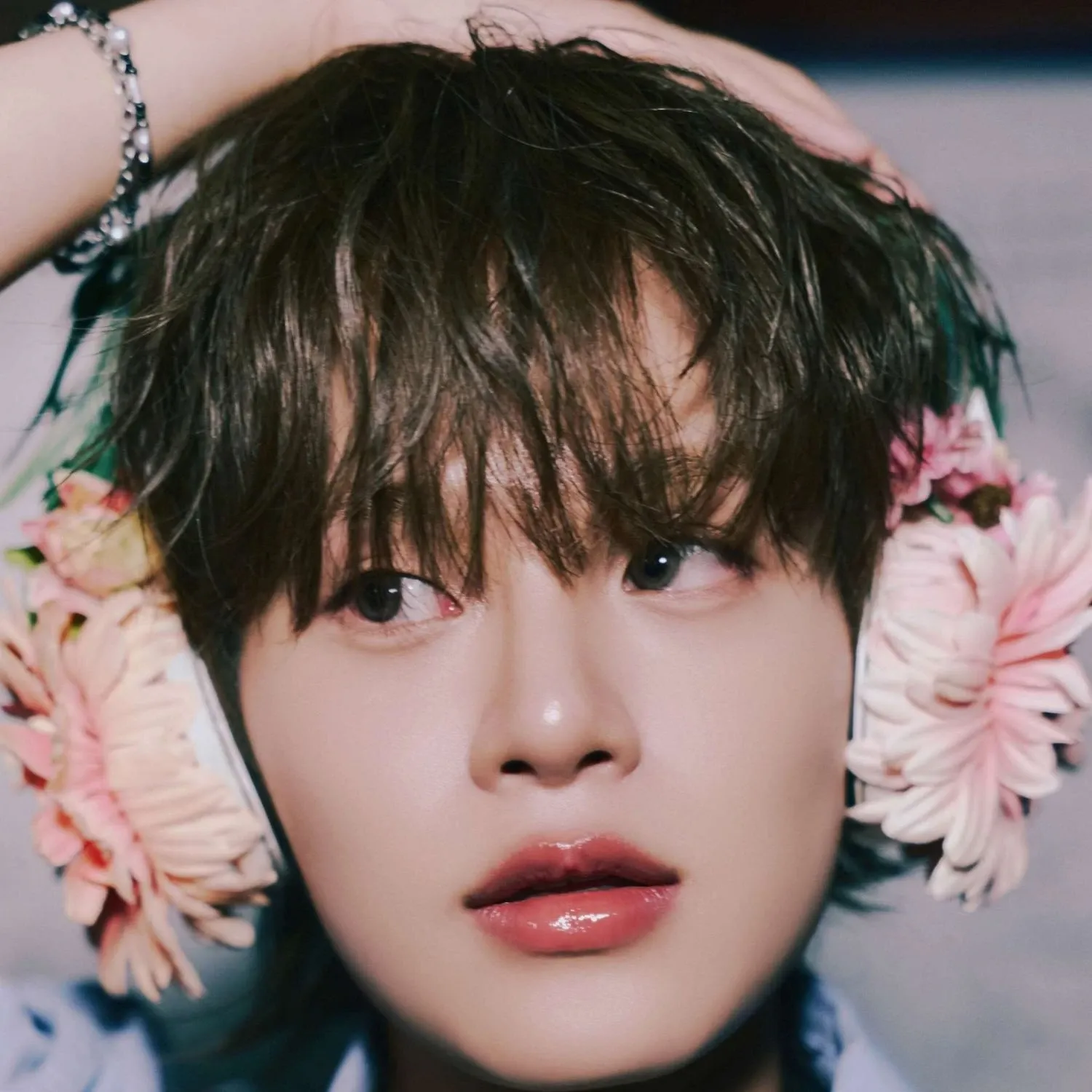 A moment captured by Lee Daehwi (AB6IX)'s fan