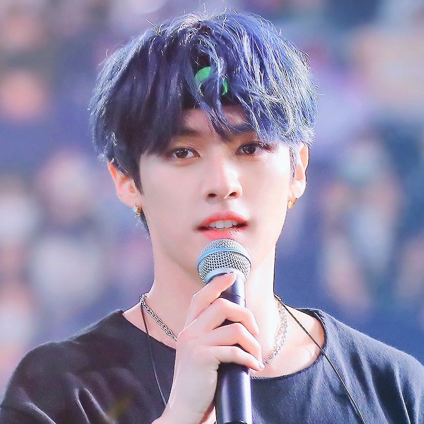 Latest photo of Lee Know (Stray Kids)