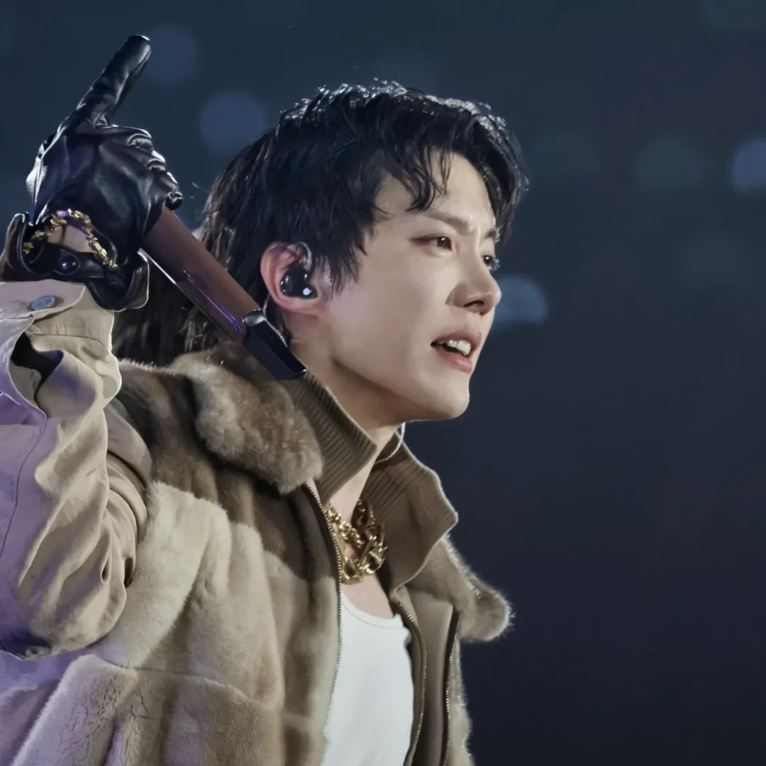 Foto aktivitas terbaru j-hope (BTS)