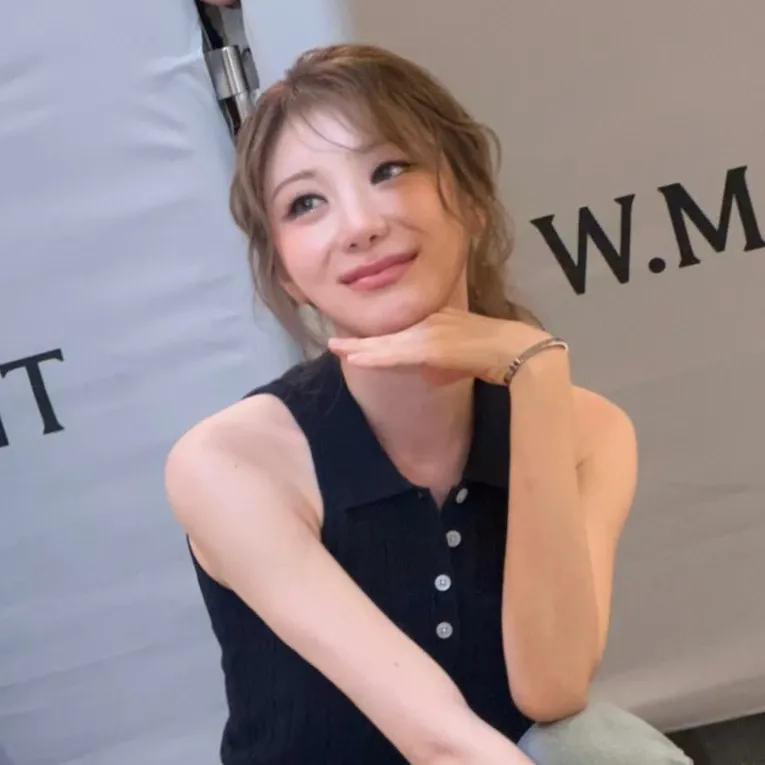 A moment captured by Lee Chaeyeon's fan