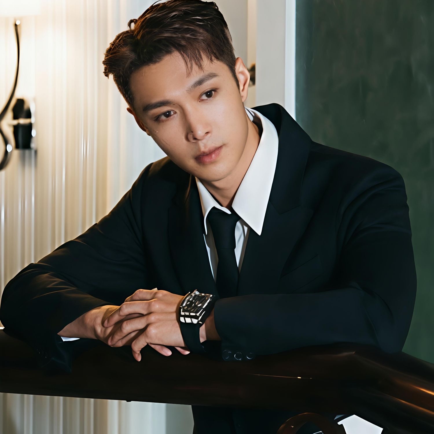 Behind-the-scenes cut of Lay (EXO)
