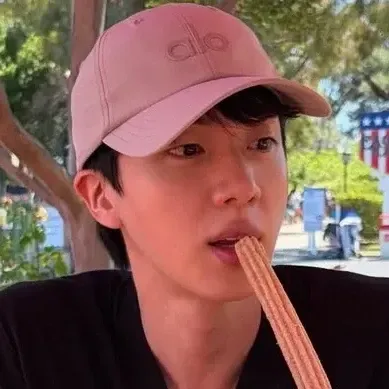 Momen yang diabadikan oleh penggemar Jin (BTS)