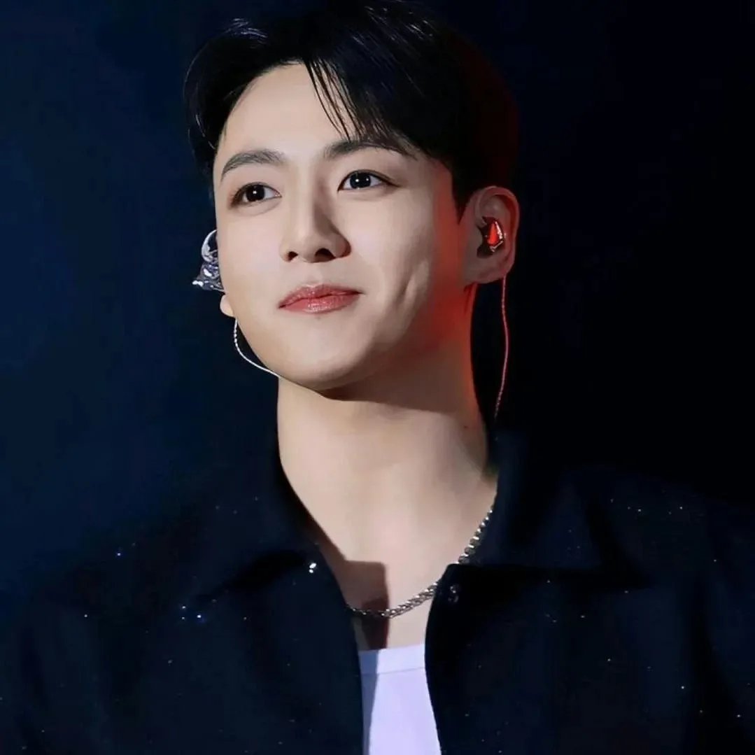 Foto aktivitas terbaru Jungkook (BTS)