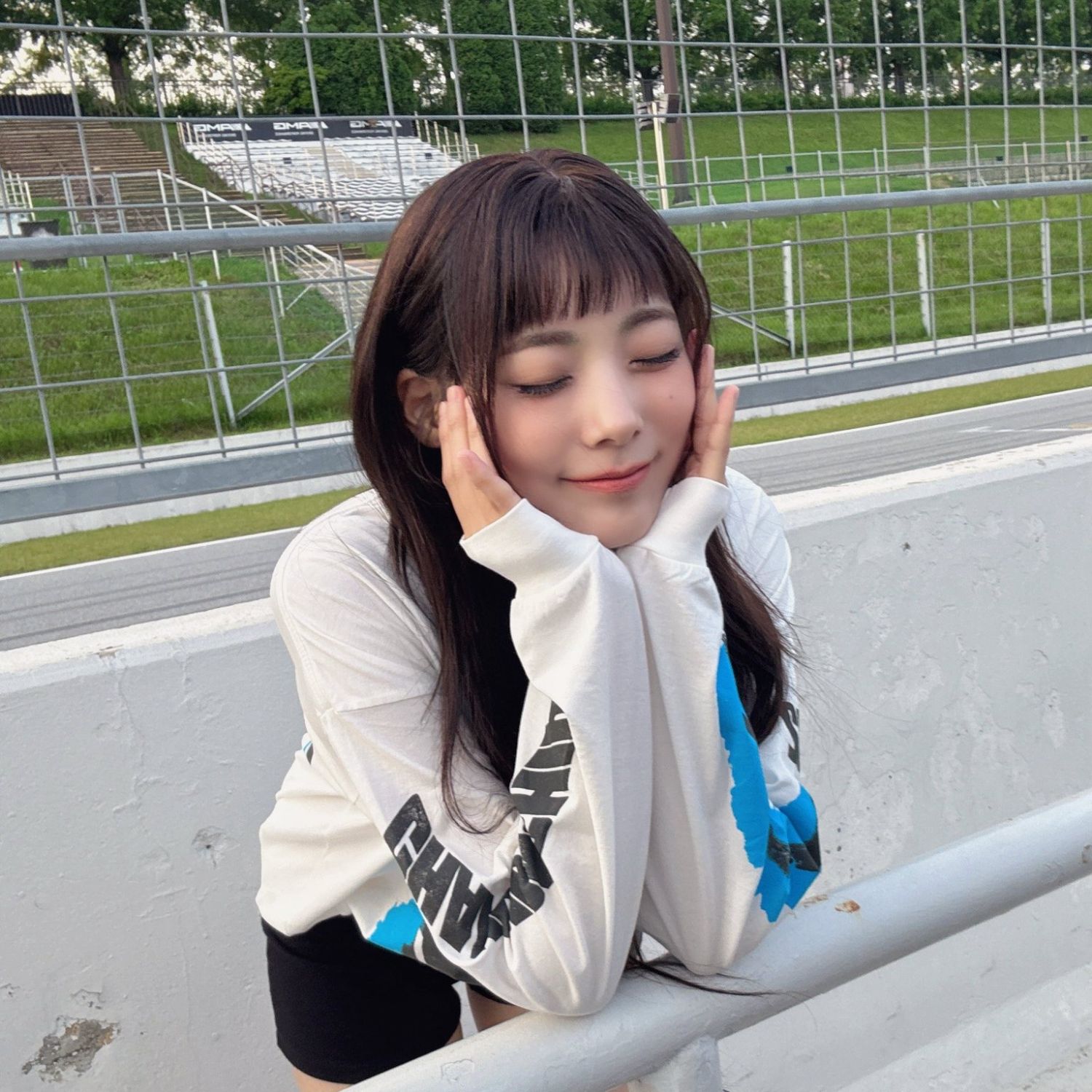 Behind-the-scenes cut of Siyeon (QWER)