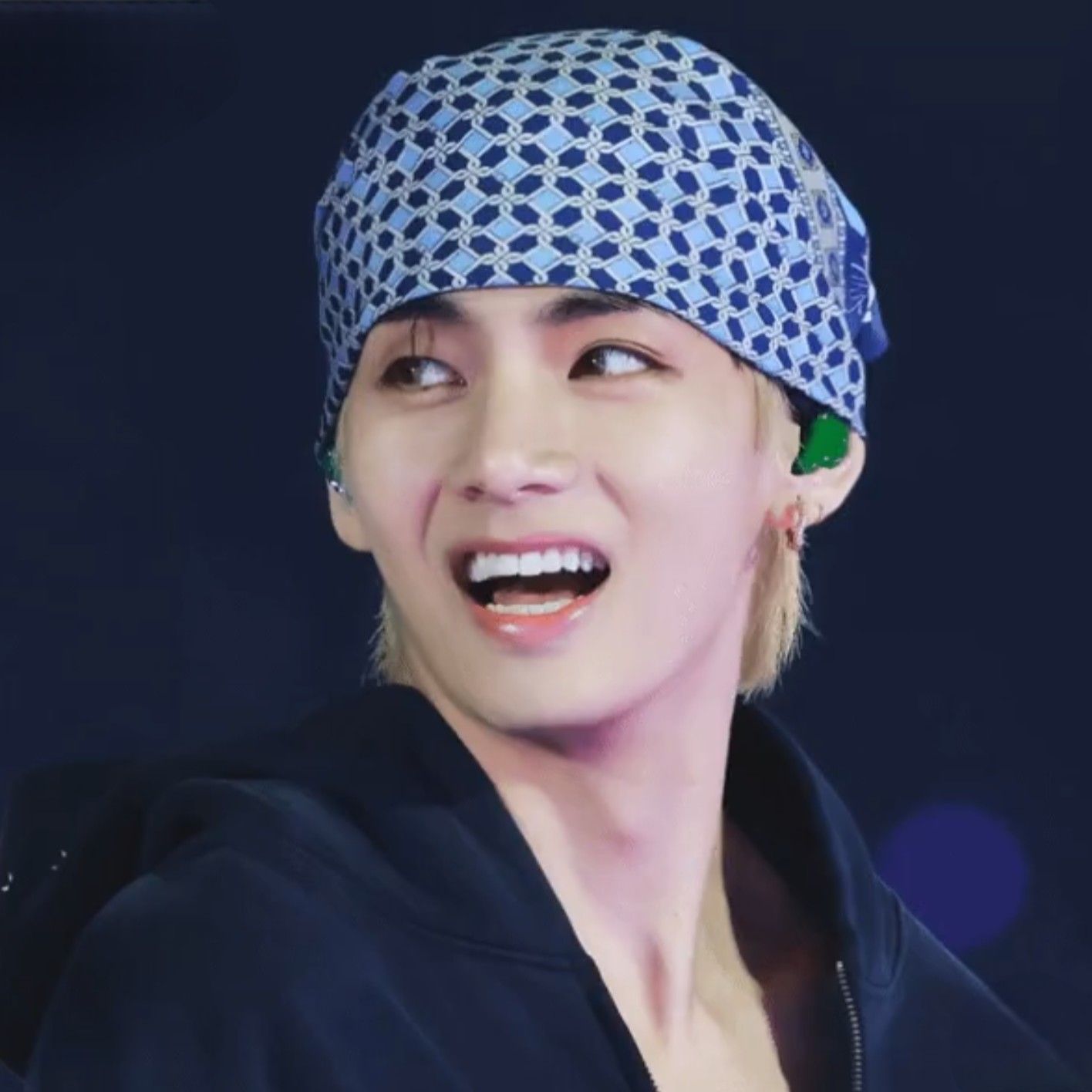 뷔 (방탄소년단)의 최신 사진