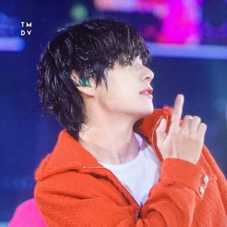 뷔 (방탄소년단)의 최신 사진