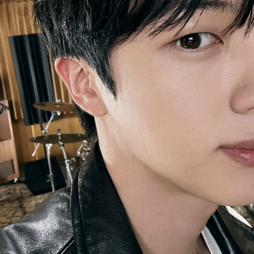 Foto aktivitas terbaru Jin (BTS)