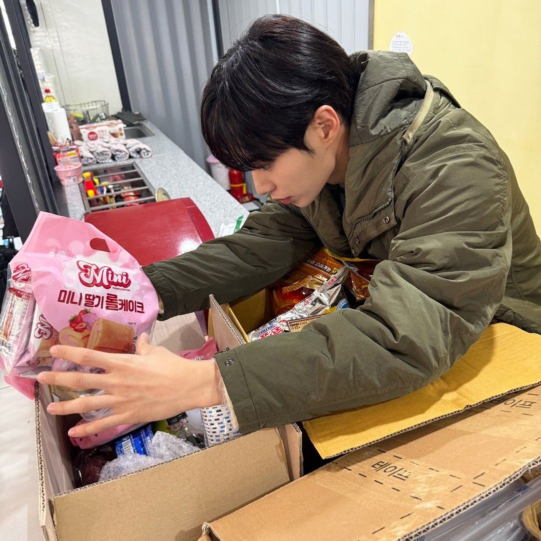 Behind-the-scenes cut of Kim Junseo (ALPHA DRIVE ONE)