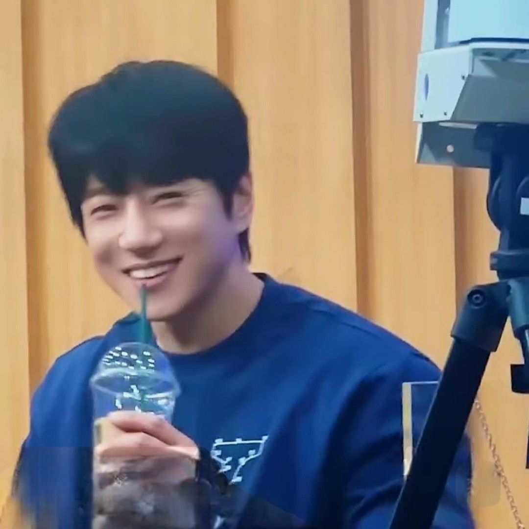 Behind-the-scenes cut of Hwang Chiyeol