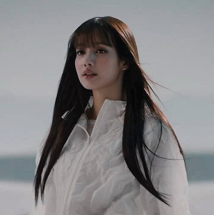 Foto aktivitas terbaru Lisa (BLACKPINK)