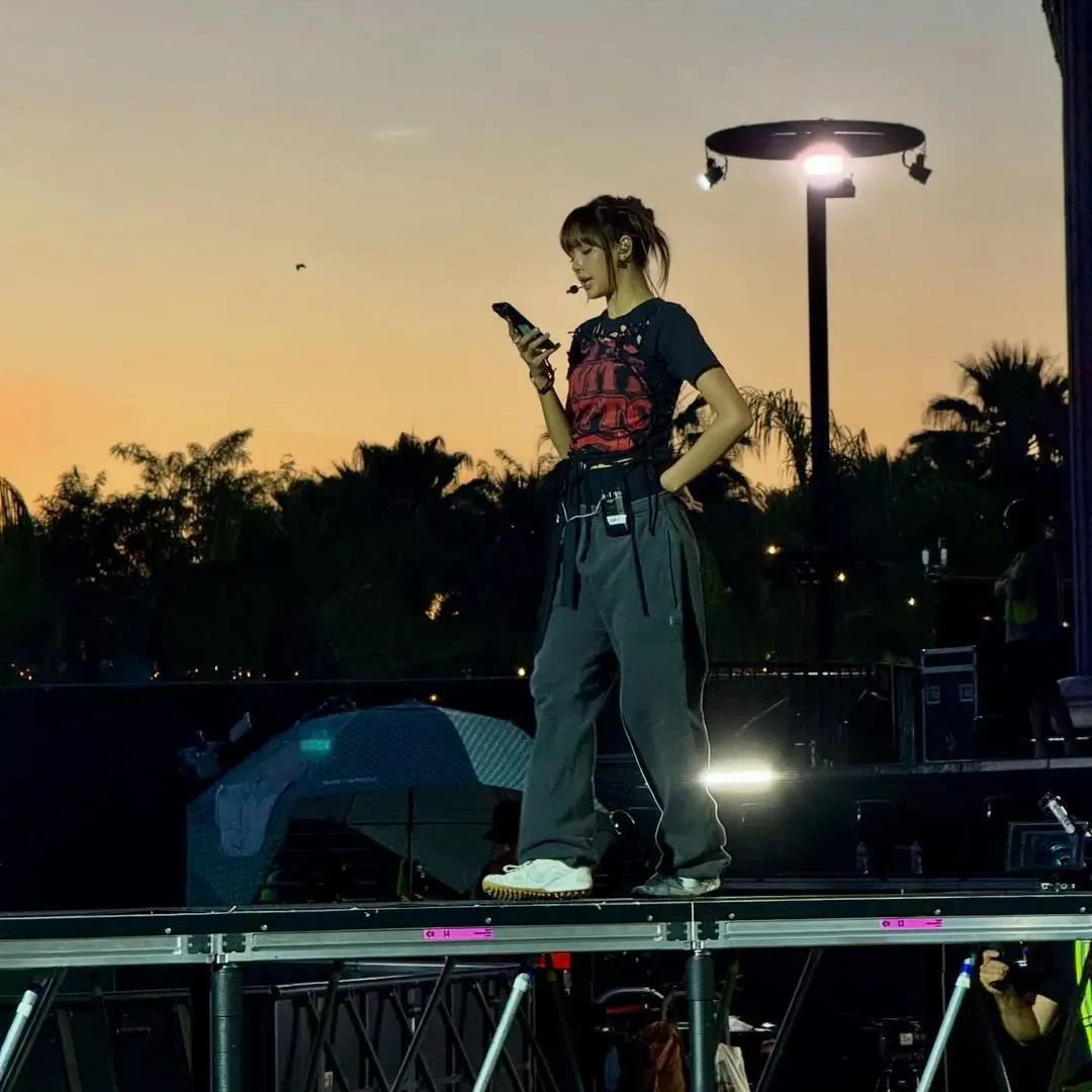 Foto aktivitas terbaru Lisa (BLACKPINK)