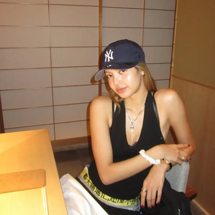 Foto aktivitas terbaru Lisa (BLACKPINK)