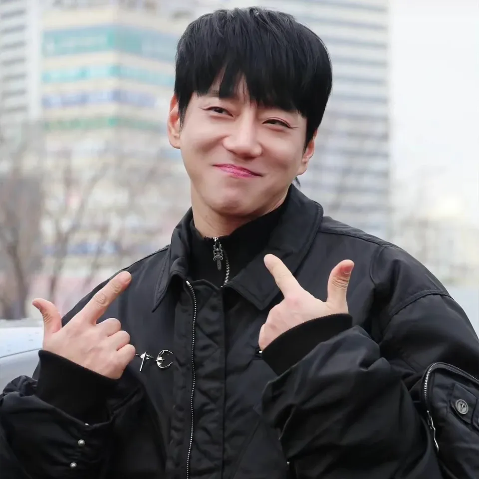 Recent activity shot of Hwang Chiyeol