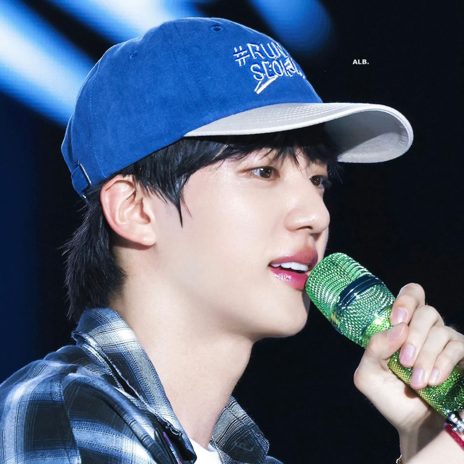 Foto aktivitas terbaru Jin (BTS)