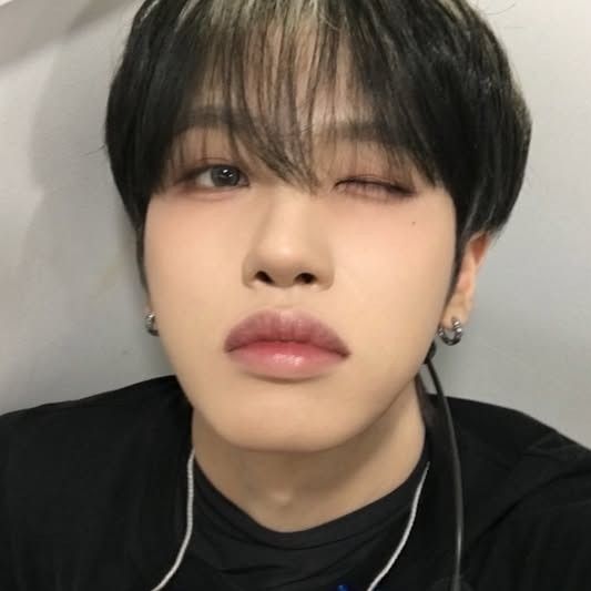 Behind-the-scenes cut of Huiwon (n.SSign)