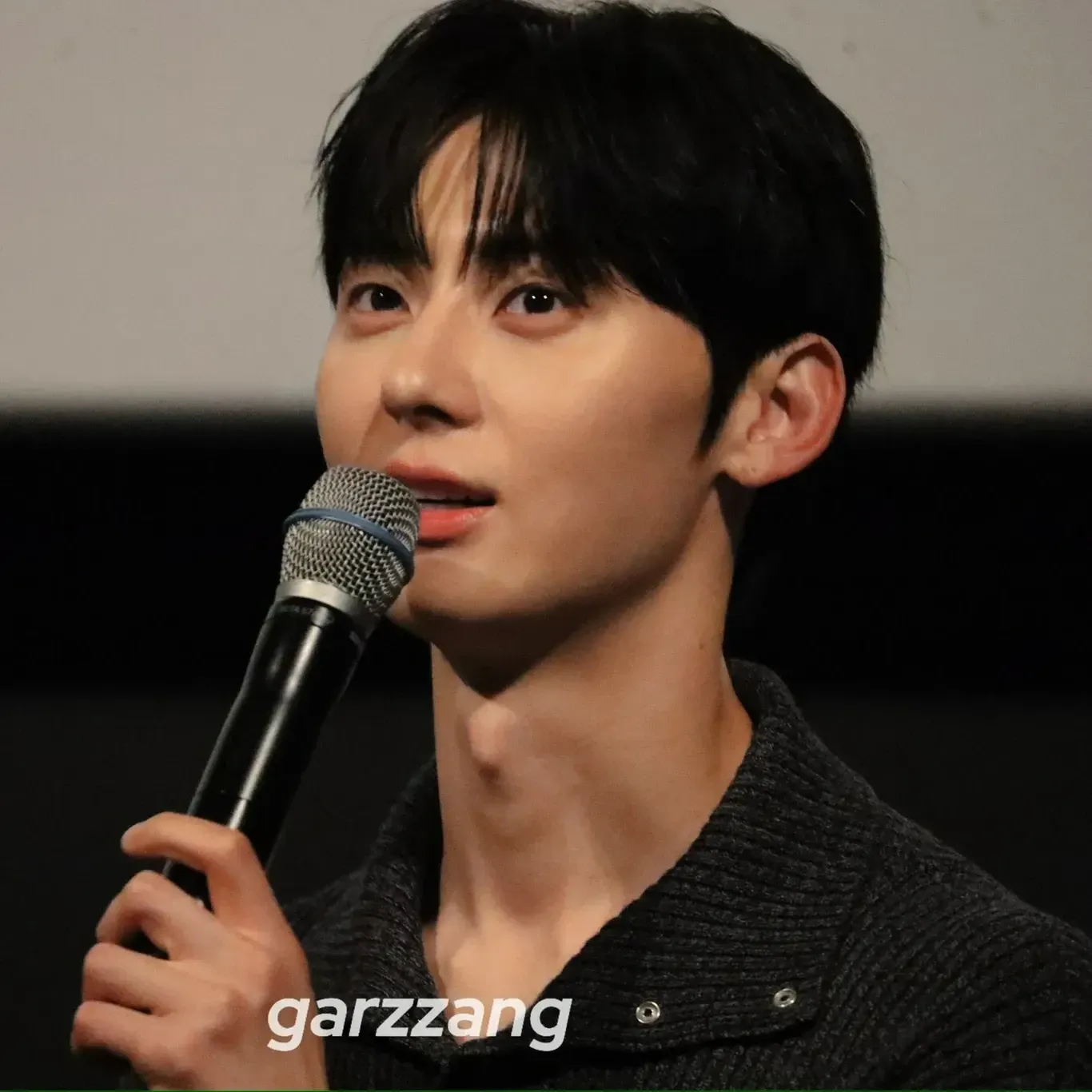 A moment captured by Hwang Minhyun's fan