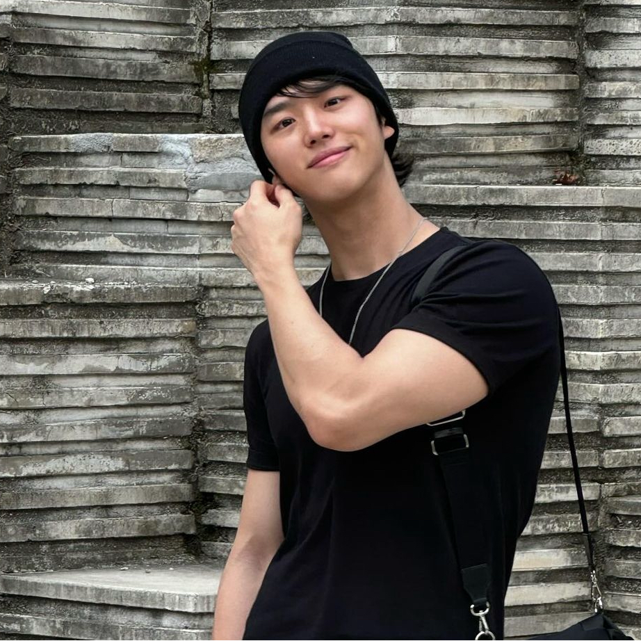 A moment captured by Hongseok (PENTAGON)'s fan