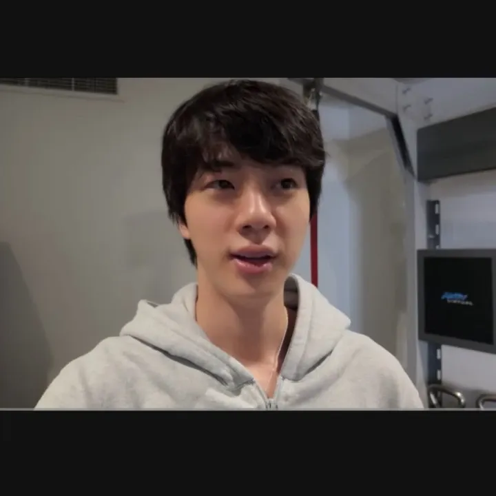 Foto aktivitas terbaru Jin (BTS)