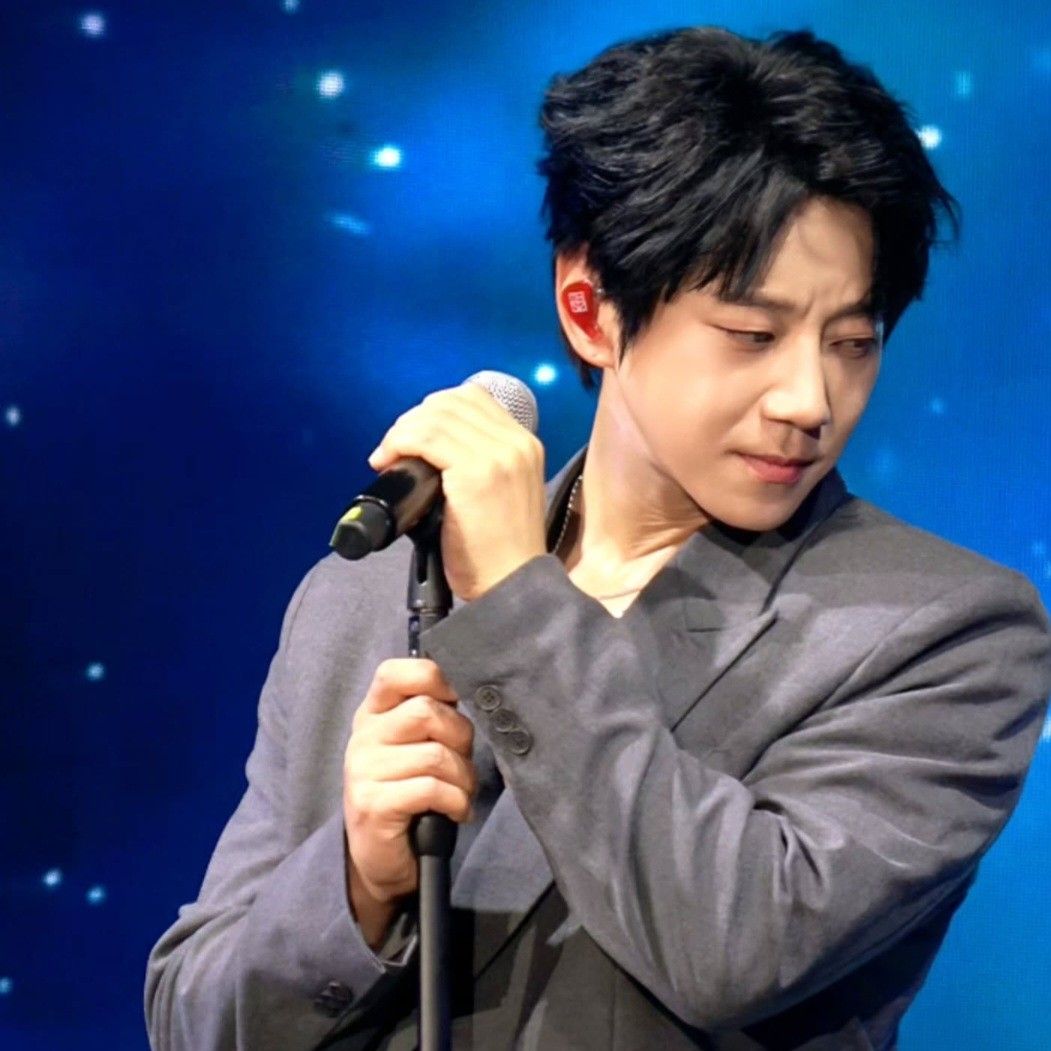 A moment captured by Hwang Chiyeol's fan