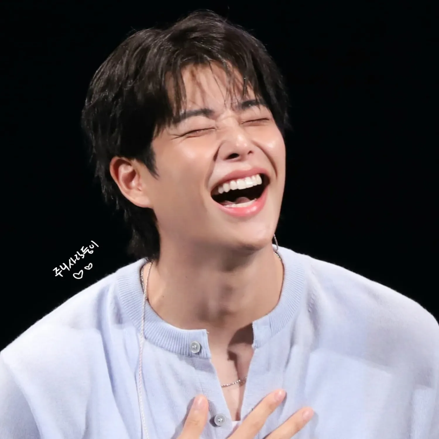 A moment captured by MJ (ASTRO)'s fan