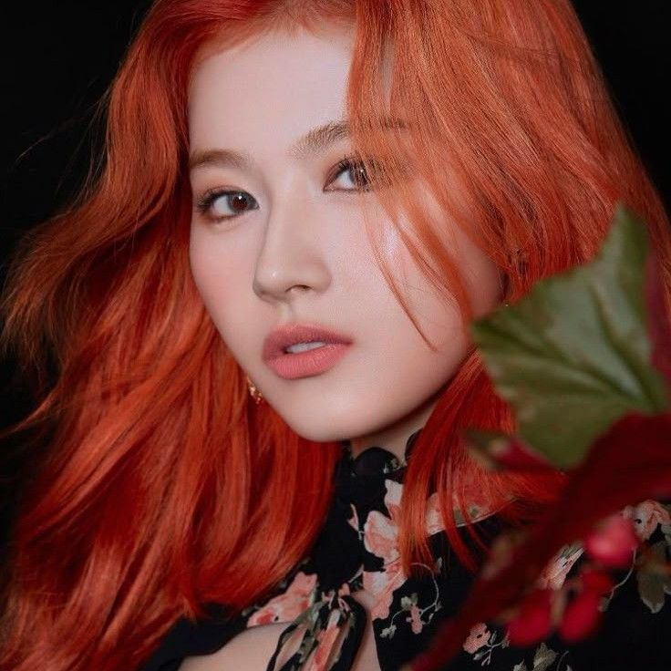 Potret di balik layar Sana (TWICE)