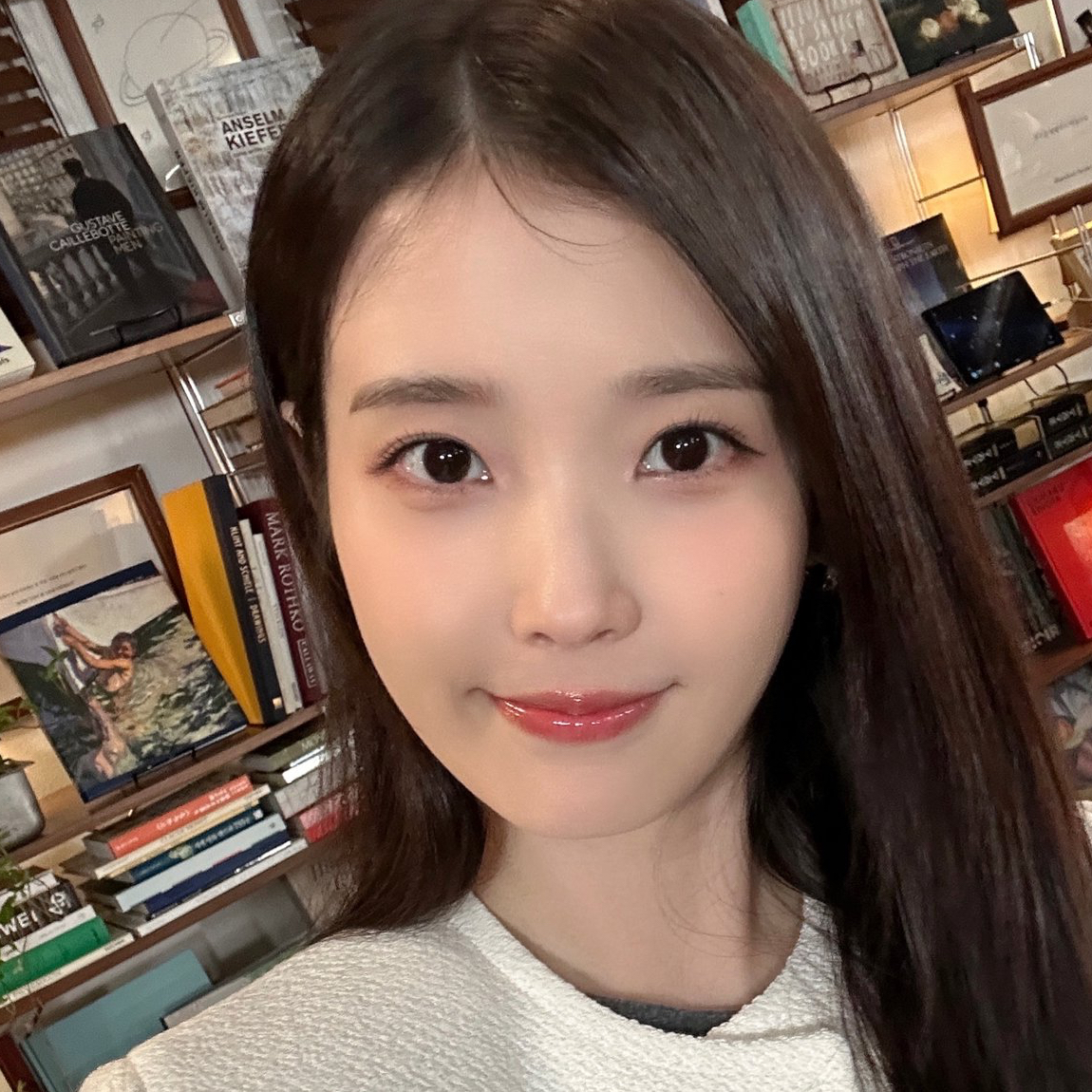 아이유 최근 활동샷