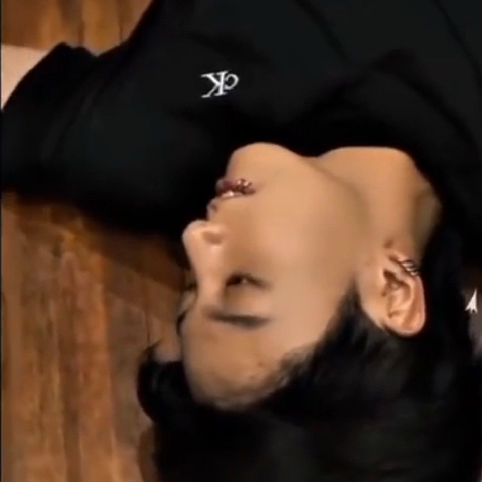 Foto aktivitas terbaru Jungkook (BTS)