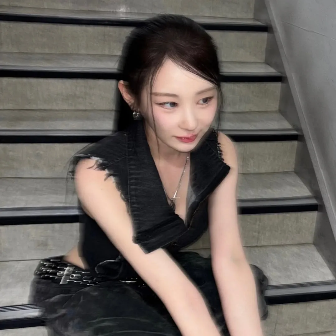 A moment captured by Lee Chaeyeon's fan