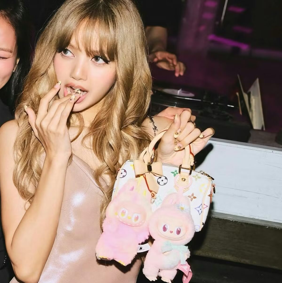 Behind-the-scenes cut of Lisa (BLACKPINK)