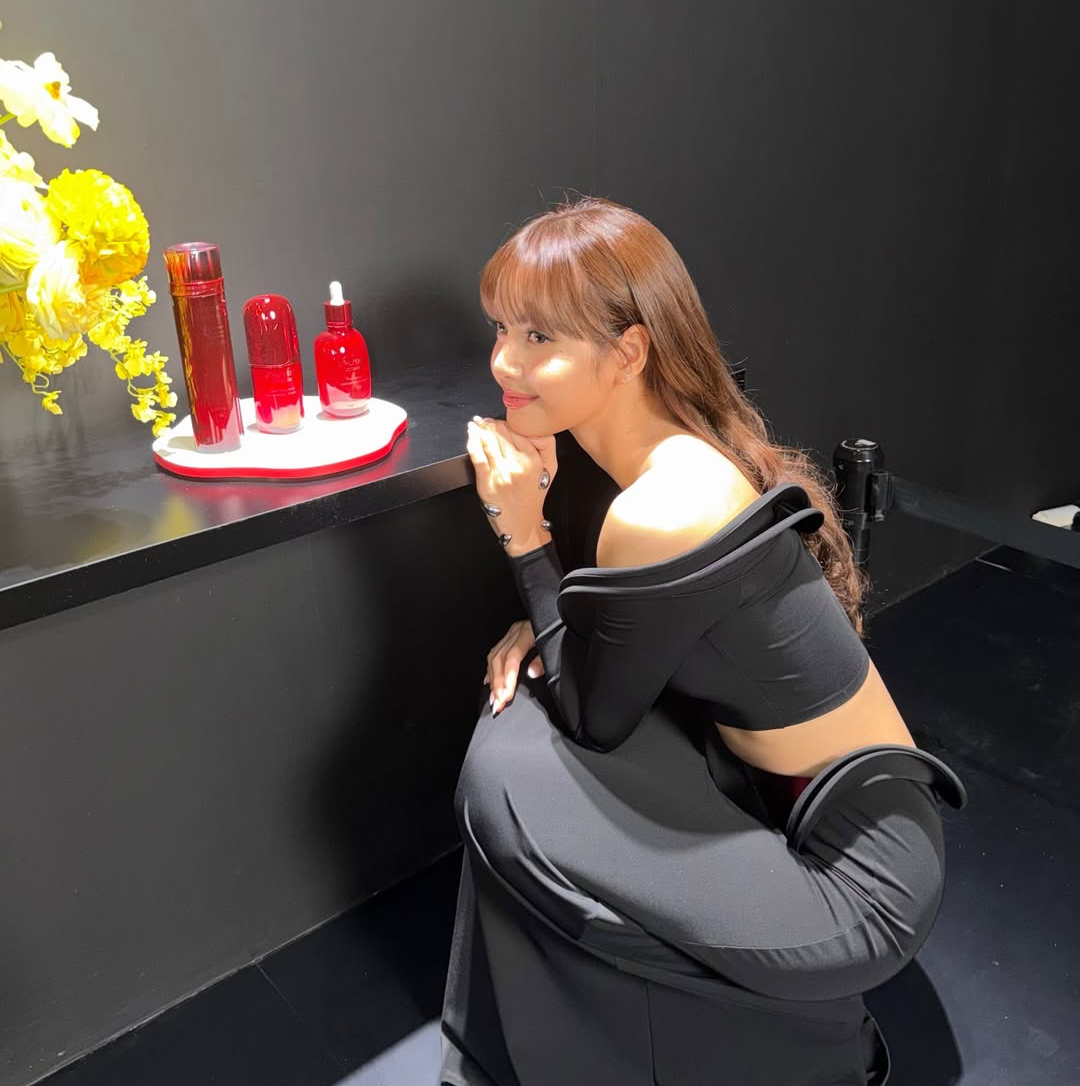 Foto aktivitas terbaru Lisa (BLACKPINK)