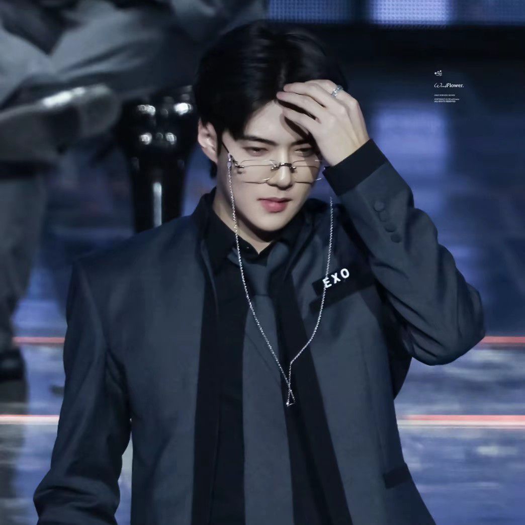 Behind-the-scenes cut of EXO