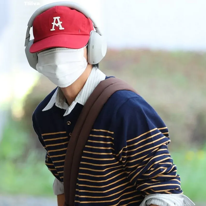 Foto aktivitas terbaru V (BTS)